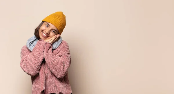 Jonge Vrouw Kijken Verbaasd Ongeloof Wijzen Naar Object Zijkant Zeggen — Stockfoto