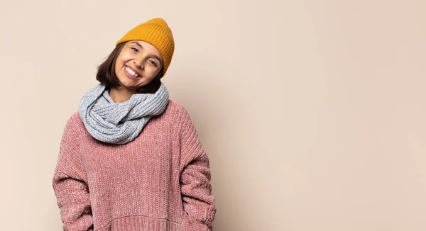 Mujer Joven Cruzando Los Dedos Ansiosamente Esperando Buena Suerte Con —  Fotos de Stock