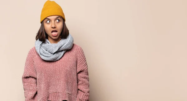 Jonge Vrouw Met Een Slechte Houding Kijken Trots Agressief Wijzen — Stockfoto