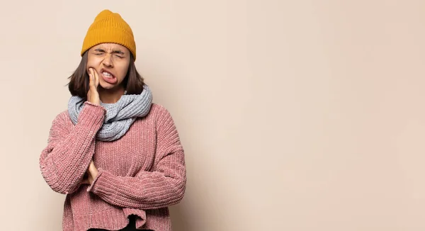 Jonge Vrouw Zich Bezorgd Boos Bang Voelen Mond Bedekken Met — Stockfoto