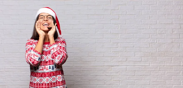 Mooie Vrouw Met Kerstmuts Kerstconcept — Stockfoto