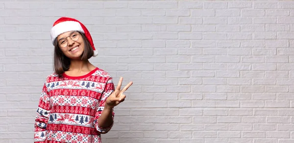 Vacker Kvinna Med Tomteluva Julkoncept — Stockfoto