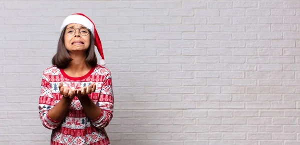 Hübsche Frau Mit Weihnachtsmütze Weihnachtskonzept — Stockfoto