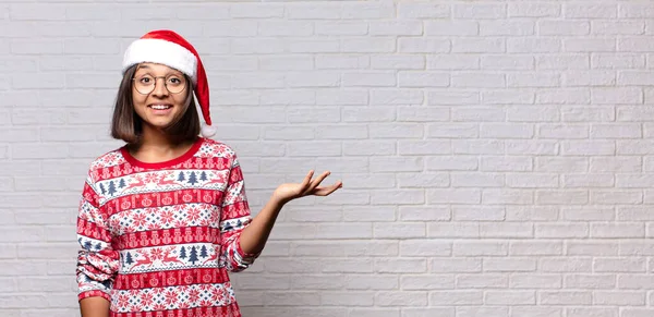 Mulher Bonita Com Chapéu Pai Natal Conceito Natal — Fotografia de Stock