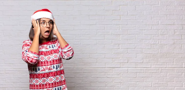 Mujer Bonita Con Sombrero Santa Concepto Navidad — Foto de Stock