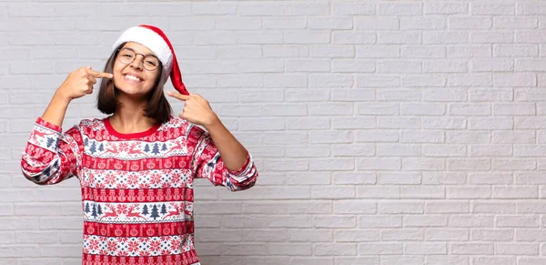 Mujer Bonita Con Sombrero Santa Concepto Navidad — Foto de Stock