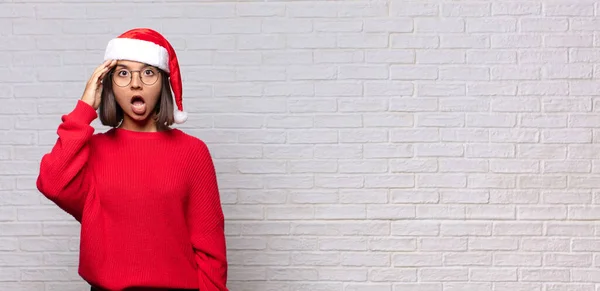 一个戴着桑塔帽子的漂亮女人 圣诞节的概念 — 图库照片