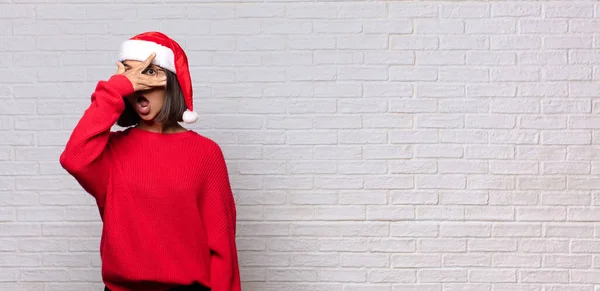 Noel Baba Şapkalı Güzel Bir Kadın Noel Konsepti — Stok fotoğraf