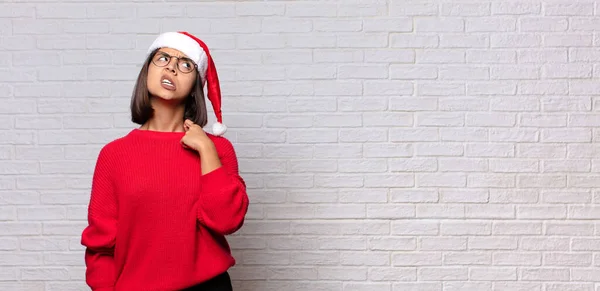 サンタ ハットの可愛い女 クリスマスのコンセプト — ストック写真