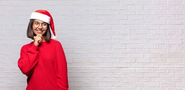 Mujer Bonita Con Sombrero Santa Concepto Navidad — Foto de Stock