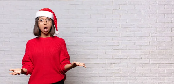 Hübsche Frau Mit Weihnachtsmütze Weihnachtskonzept — Stockfoto