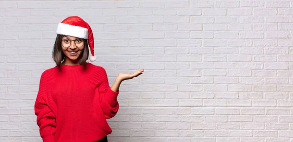 サンタ ハットの可愛い女 クリスマスのコンセプト — ストック写真