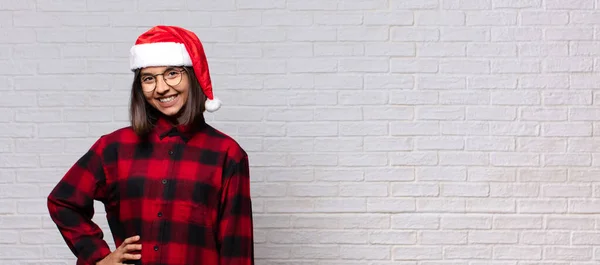 Mujer Bonita Con Sombrero Santa Concepto Navidad — Foto de Stock