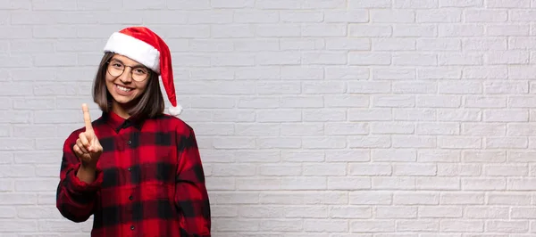 一个戴着桑塔帽子的漂亮女人 圣诞节的概念 — 图库照片