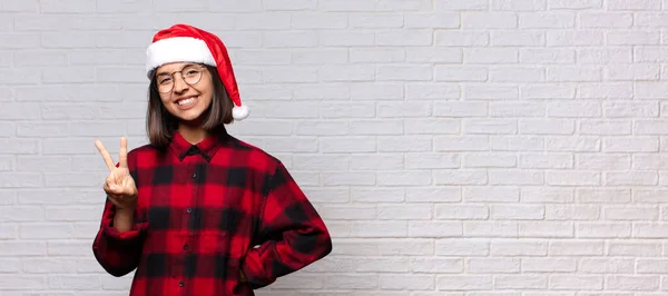 Mujer Bonita Con Sombrero Santa Concepto Navidad — Foto de Stock