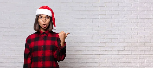 Mujer Bonita Con Sombrero Santa Concepto Navidad —  Fotos de Stock