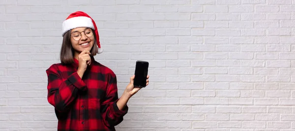 Hübsche Frau Mit Weihnachtsmütze Weihnachtskonzept — Stockfoto