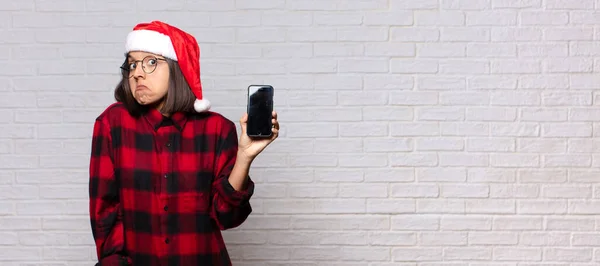 Hübsche Frau Mit Weihnachtsmütze Weihnachtskonzept — Stockfoto