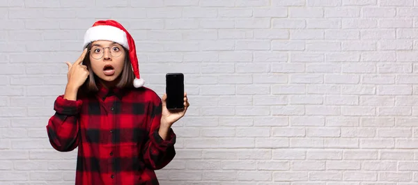 Hübsche Frau Mit Weihnachtsmütze Weihnachtskonzept — Stockfoto