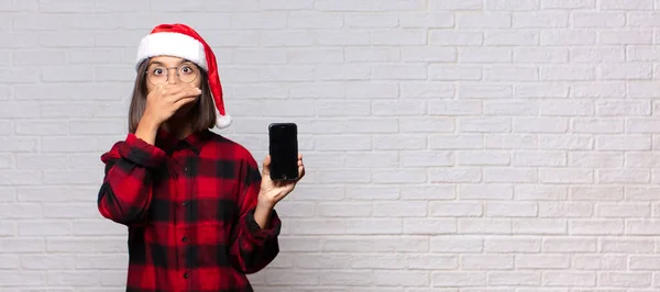 Hübsche Frau Mit Weihnachtsmütze Weihnachtskonzept — Stockfoto