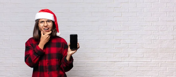 Hübsche Frau Mit Weihnachtsmütze Weihnachtskonzept — Stockfoto