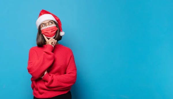 Jolie Femme Avec Chapeau Père Noël Concept Noël — Photo