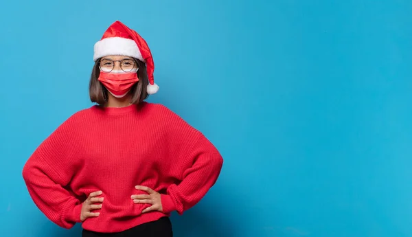 サンタ ハットの可愛い女 クリスマスのコンセプト — ストック写真