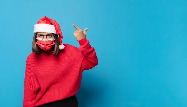 サンタ ハットの可愛い女 クリスマスのコンセプト — ストック写真