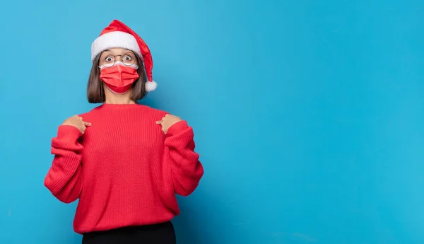 Jolie Femme Avec Chapeau Père Noël Concept Noël — Photo