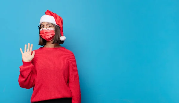 Mooie Vrouw Met Kerstmuts Kerstconcept — Stockfoto