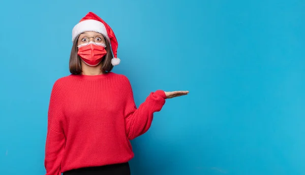 Mooie Vrouw Met Kerstmuts Kerstconcept — Stockfoto