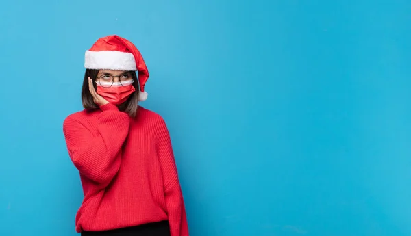 Jolie Femme Avec Chapeau Père Noël Concept Noël — Photo