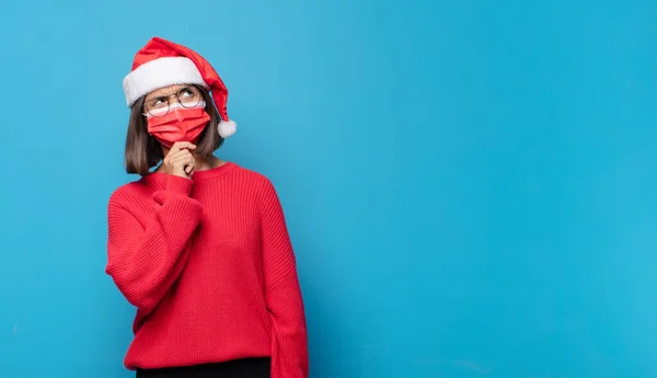 Mooie Vrouw Met Kerstmuts Kerstconcept — Stockfoto