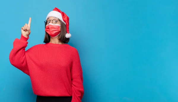 Jolie Femme Avec Chapeau Père Noël Concept Noël — Photo