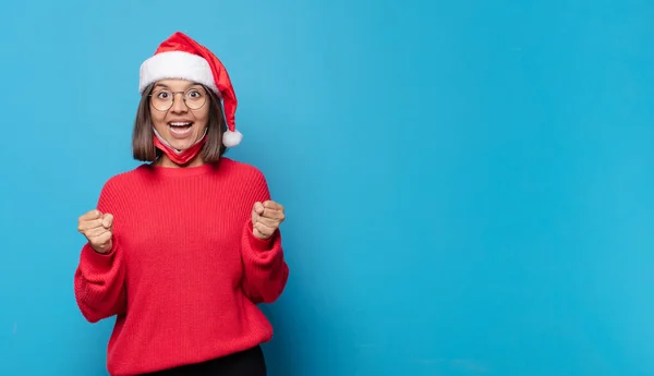 Noel Baba Şapkalı Güzel Bir Kadın Noel Konsepti — Stok fotoğraf