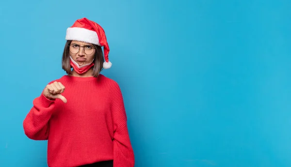 Hübsche Frau Mit Weihnachtsmütze Weihnachtskonzept — Stockfoto