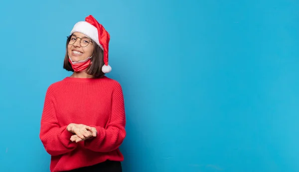 Jolie Femme Avec Chapeau Père Noël Concept Noël — Photo