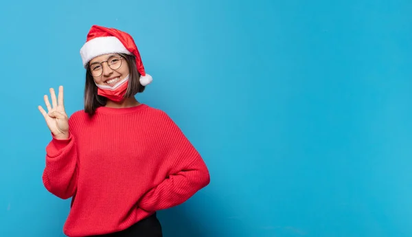 Noel Baba Şapkalı Güzel Bir Kadın Noel Konsepti — Stok fotoğraf