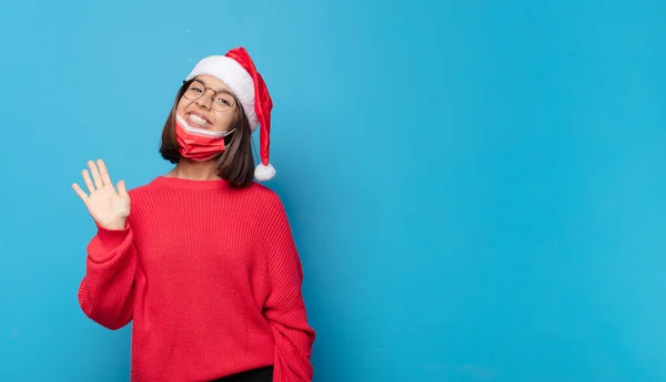 Noel Baba Şapkalı Güzel Bir Kadın Noel Konsepti — Stok fotoğraf
