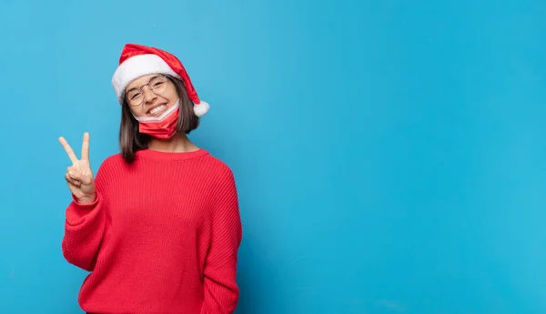 Jolie Femme Avec Chapeau Père Noël Concept Noël — Photo