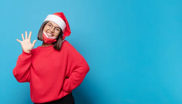 Hübsche Frau Mit Weihnachtsmütze Weihnachtskonzept — Stockfoto