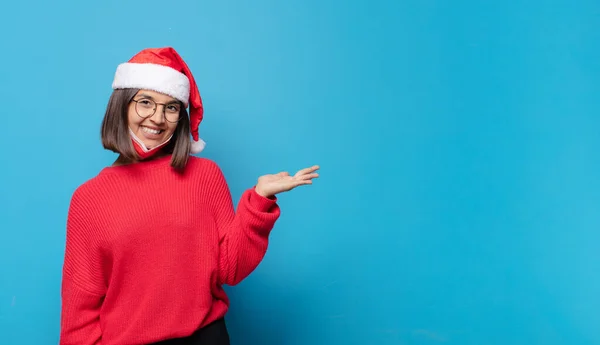 Jolie Femme Avec Chapeau Père Noël Concept Noël — Photo