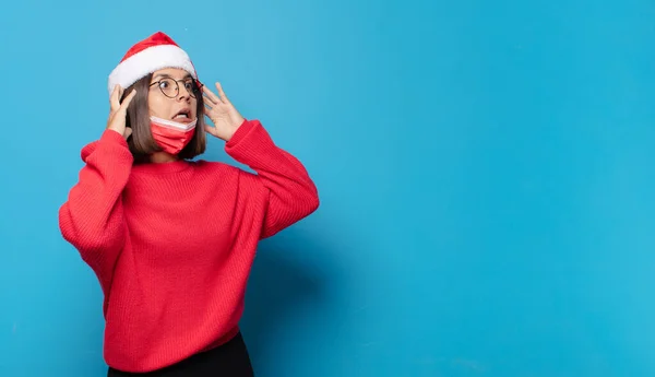 Jolie Femme Avec Chapeau Père Noël Concept Noël — Photo