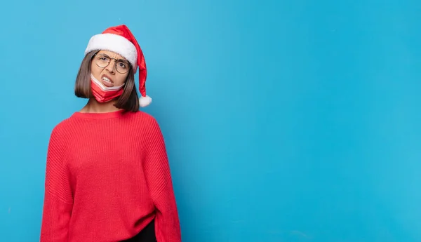 Jolie Femme Avec Chapeau Père Noël Concept Noël — Photo