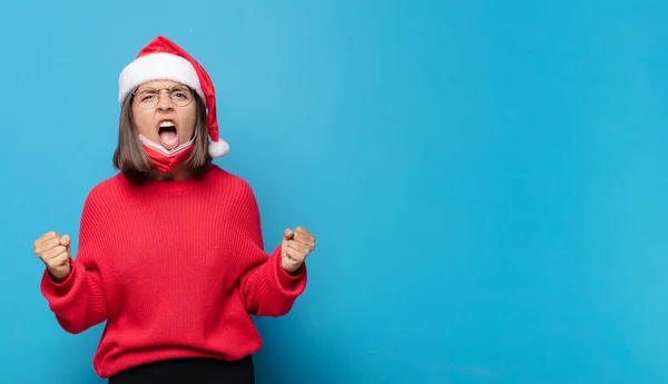 Hübsche Frau Mit Weihnachtsmütze Weihnachtskonzept — Stockfoto