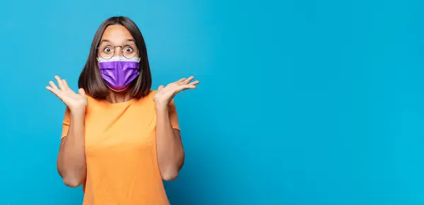 Mujer Joven Sintiéndose Feliz Emocionada Sorprendida Sorprendida Sonriendo Asombrada Por —  Fotos de Stock