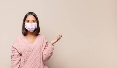 Genç bir kadın mutlu, şaşırmış ve neşeli, pozitif bir tavırla gülümsüyor, bir çözüm ya da fikri fark ediyor.