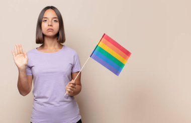 Genç bir kadın ciddi, sert, hoşnutsuz ve kızgın görünüyor.