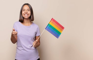 Genç bir kadın gururlu, tasasız, kendinden emin ve mutlu, olumlu gülümsüyor.