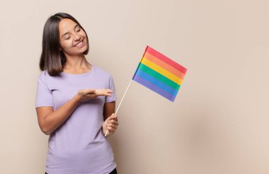 Genç bir kadın üzgün, üzgün ya da kızgın ve olumsuz bir tavır takınıyor, anlaşmazlık içinde kaşlarını çatıyor.